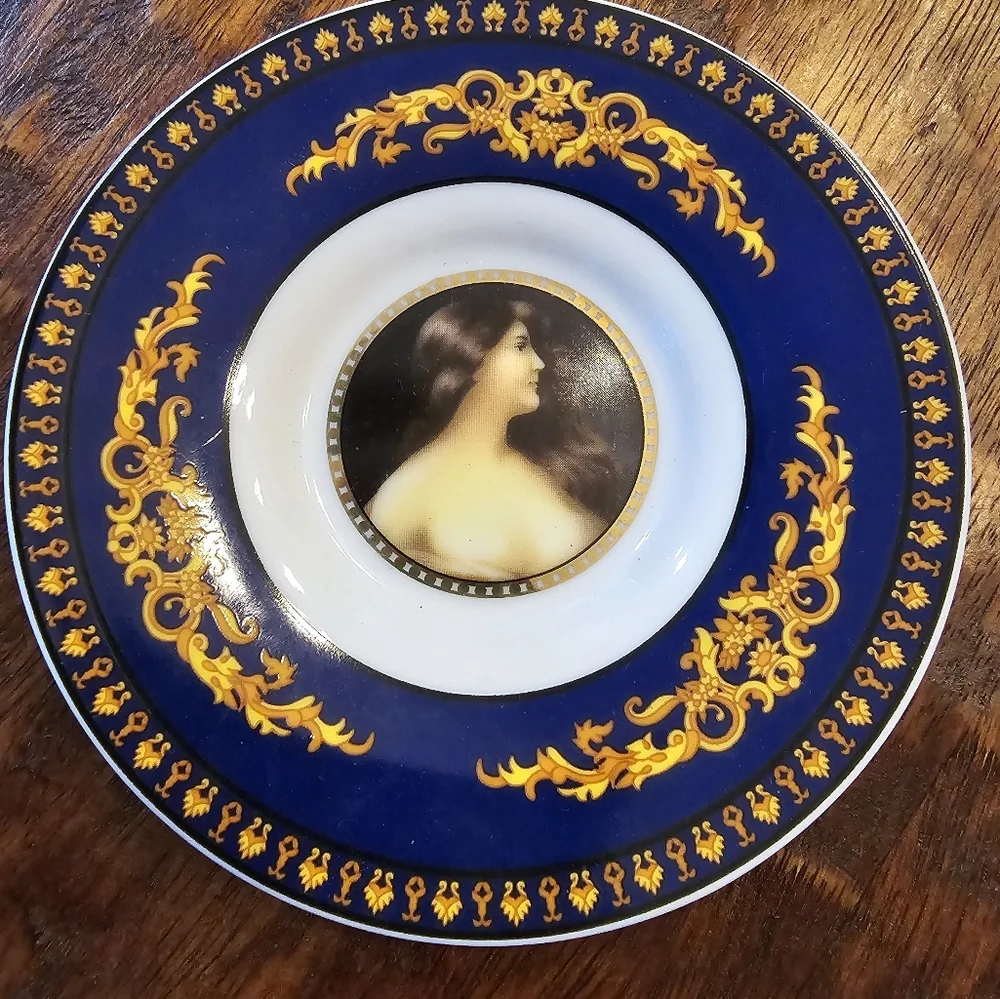 LIMOGES - HAND PAINTED - FINE PORCELAIN LADY IN CAMEO CUP SAUCER, SET OF FOUR - Picture 3 of 4